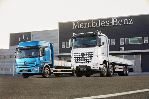 다임러 트럭 코리아는 적재함을 장착한 대형 카고 뉴 아록스 3천551ℓ 8x4 클래식스페이스와 중형 카고 뉴 아테고 1천230ℓ 4x2 빅·클래식스페이스 등 총 3종을 출시했다고 5일 밝혔다. [다임러 트럭 코리아 제공=연합뉴스]